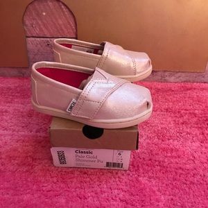 TOMS NEVER WORN NWOT